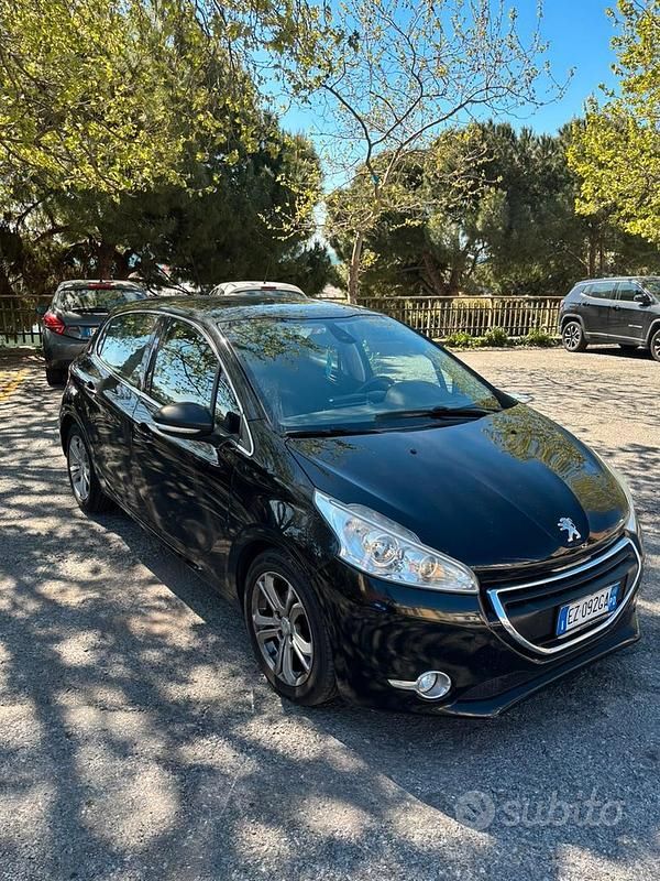 Usata Peugeot 208 Active 68 CV (50 kW) 2015 Nero Utilitaria