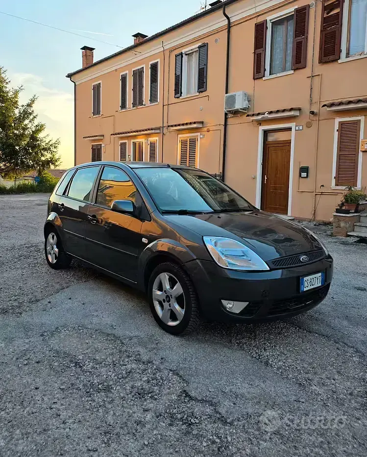 Usata Ford Fiesta 68 CV (50 kW) 2005 Grigio Utilitaria