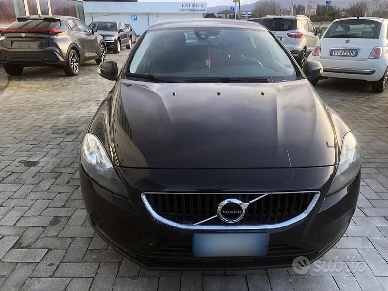 Usata Volvo V40 119 CV (87 kW) 2018 Nero Berlina