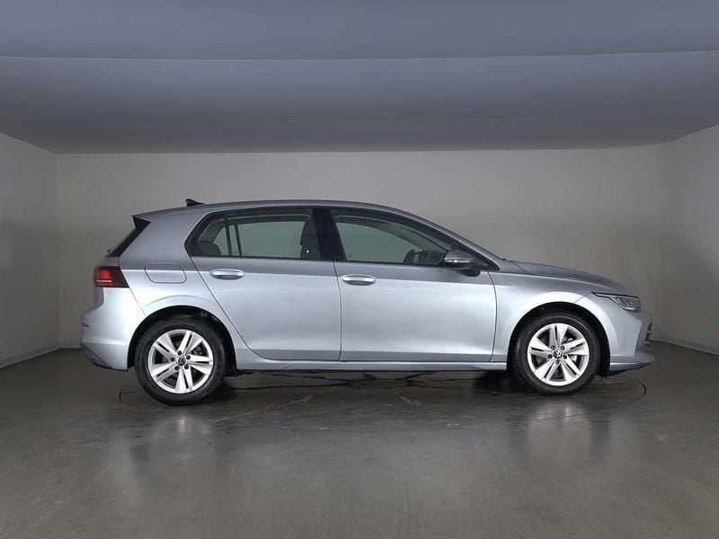 Usata VW Golf VIII Life 116 CV (85 kW) 2025 Dolomite silver metallizzato Berlina