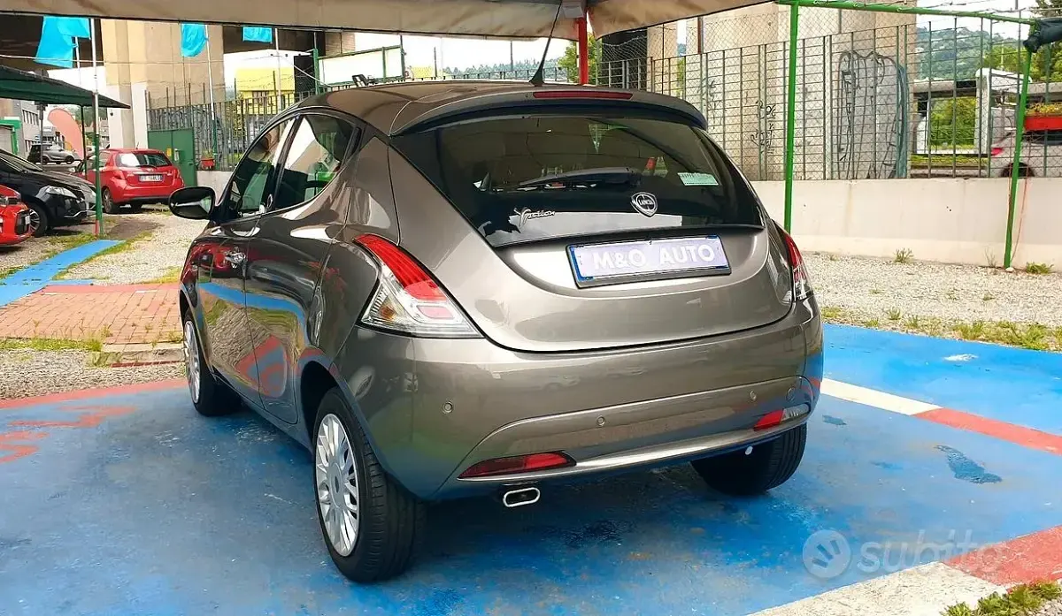 Usata Lancia Ypsilon 69 CV (50 kW) 2016 Grigio Utilitaria