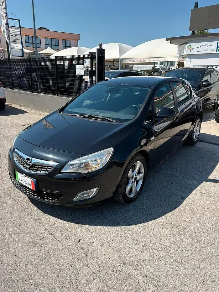 Usata Opel Astra Cosmo 110 CV (80 kW) 2010 Nero Berlina