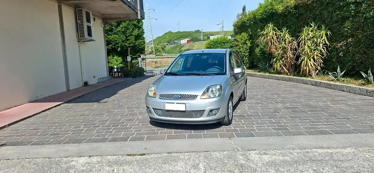 Usata Ford Fiesta Ghia 75 CV (55 kW) 2008 Grigio Utilitaria
