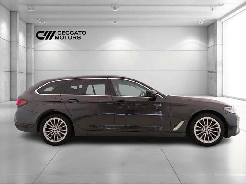 Usata BMW 520 Luxury Line 190 CV (139 kW) 2022 Grigio Station wagon