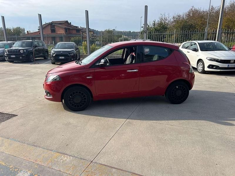 Usata Lancia Ypsilon Silver 70 CV (51 kW) 2022 Rosso Utilitaria
