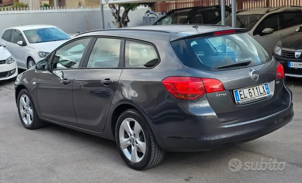 Usata Opel Astra 110 CV (80 kW) 2011 Grigio Station wagon