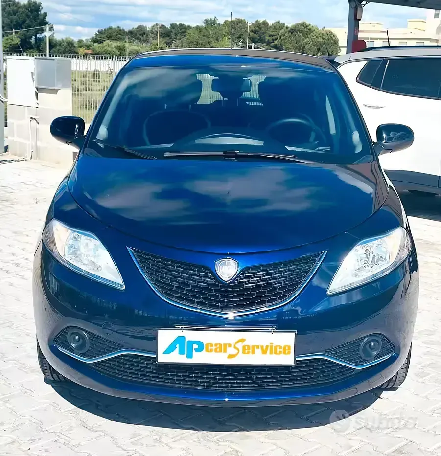 Usata Lancia Ypsilon Silver 69 CV (50 kW) 2017 Blu Utilitaria
