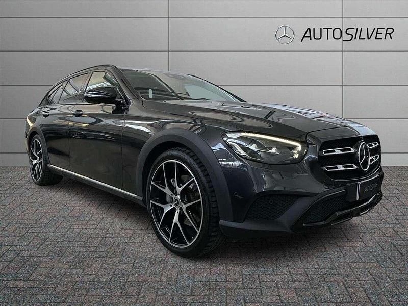 Grigio scuro / metallizzato Usata 2022 Mercedes E220 Premium Plus Station wagon | 37.700 € (Molto cara) - Immagine 1/4