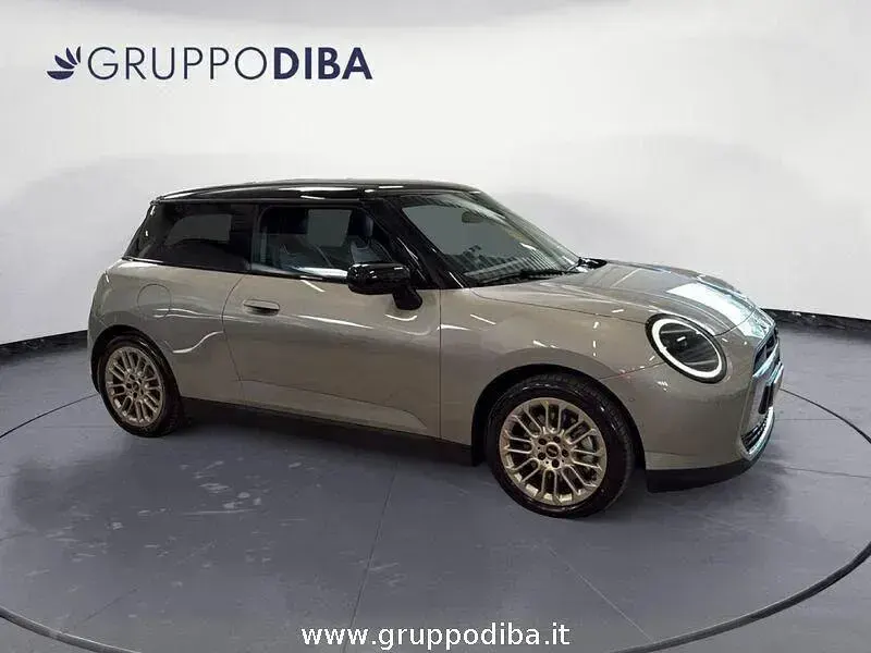 Usata Mini Cooper SE Favoured 64 kW (88 CV) 2025 Grigio Utilitaria
