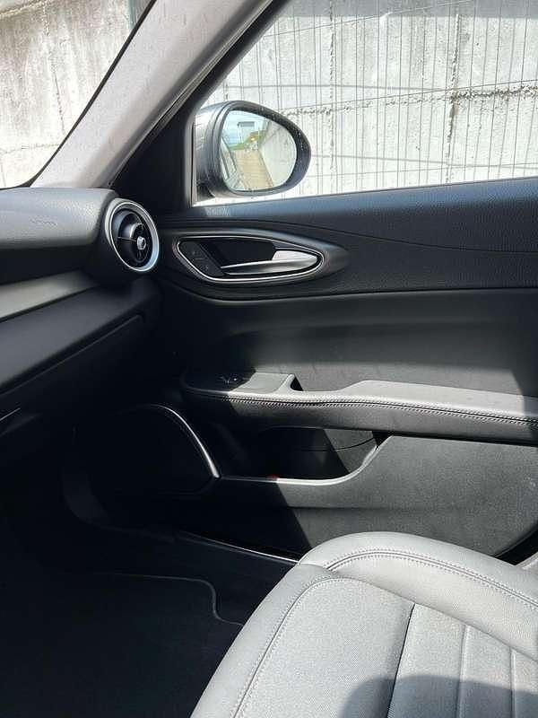 Usata Alfa Romeo Giulia 160 CV (117 kW) 2021 Grigio Berlina