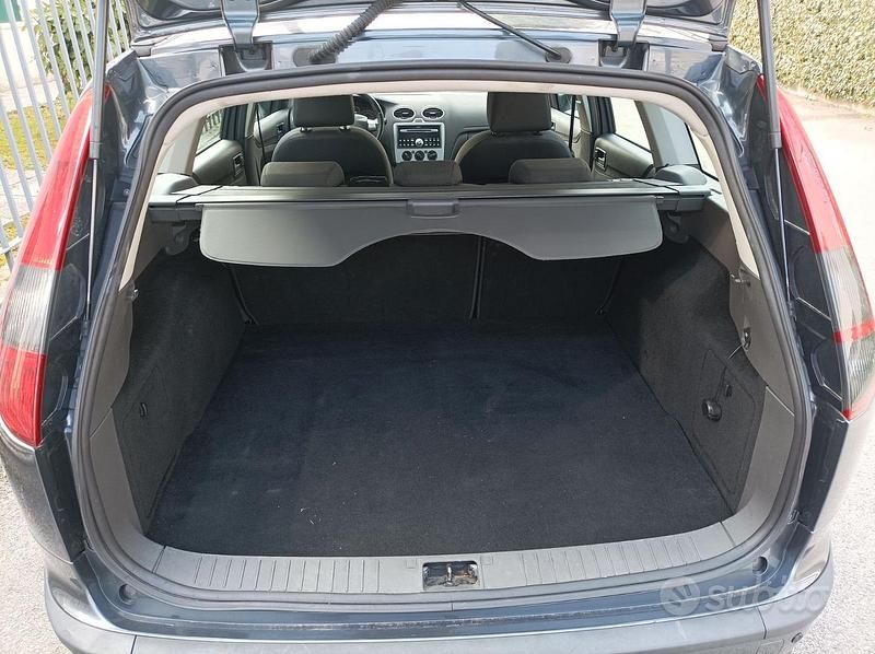 Usata Ford Focus Style 90 CV (66 kW) 2005 Grigio Station wagon