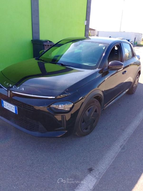 Usata Lancia Ypsilon 101 CV (74 kW) 2025 Nero Utilitaria