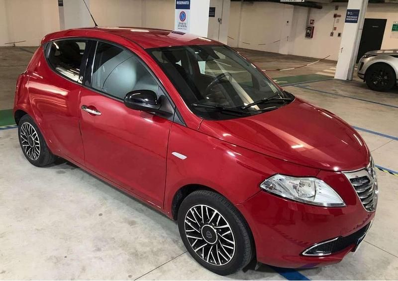 Usata Lancia Ypsilon Gold 69 CV (50 kW) 2015 Rosso Utilitaria