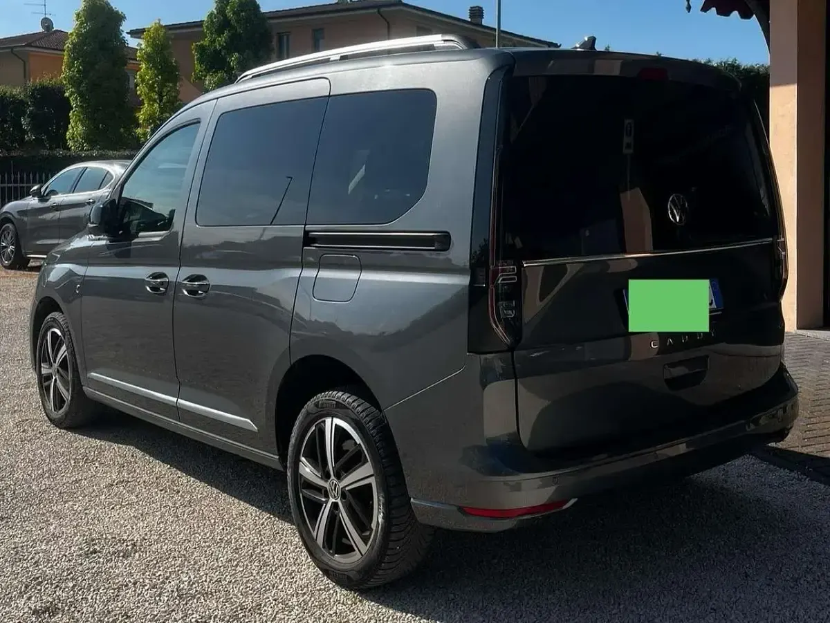 Usata VW Caddy Highline 122 CV (89 kW) 2023 Grigio Monovolume