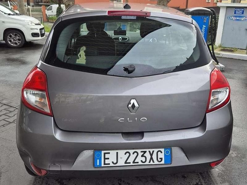 Usata Renault Clio III Dynamique 75 CV (55 kW) 2012 Grigio Berlina