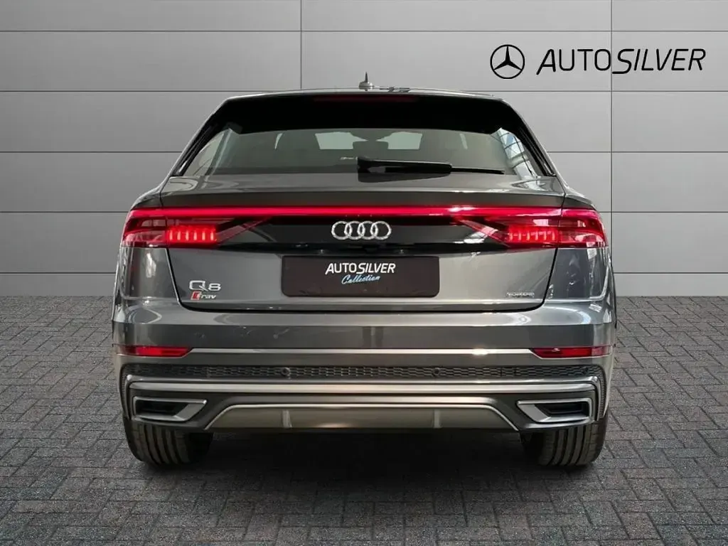 Usata Audi Q8 340 CV (250 kW) 2021 Grigio / metallizzato SUV