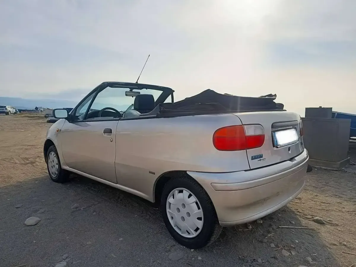 Usado Fiat Punto Cabriolet 60 HP (44 kW) 2000 Prateado Cabrios