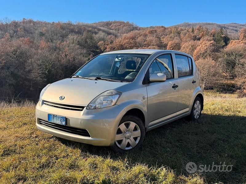 Grigio Usata 2006 Daihatsu Sirion Due volumi | 2400 € (Buon prezzo) - Immagine 1/4