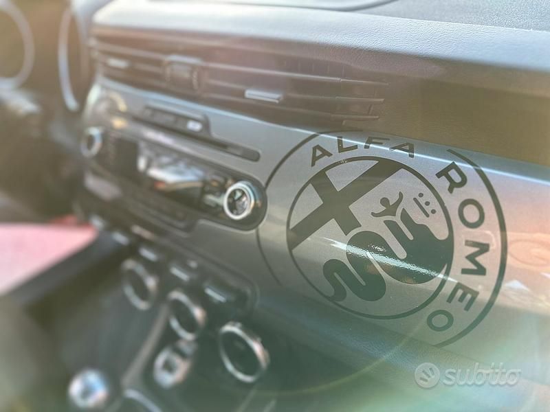 Rosso Usata 2012 Alfa Romeo Giulietta Tre volumi | 5500 € (Molto cara) - Immagine 1/4