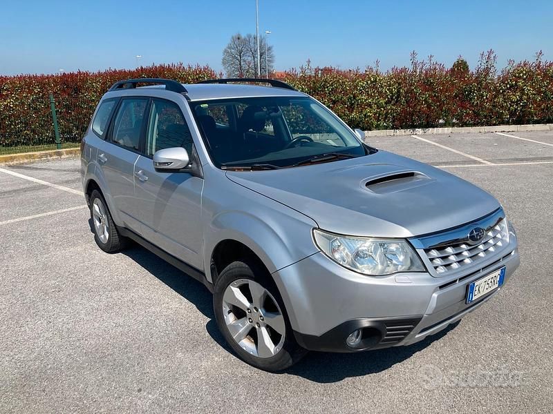 Grigio Usata 2011 Subaru Forester Trend SUV | 5300 € (Buon prezzo) - Immagine 1/4