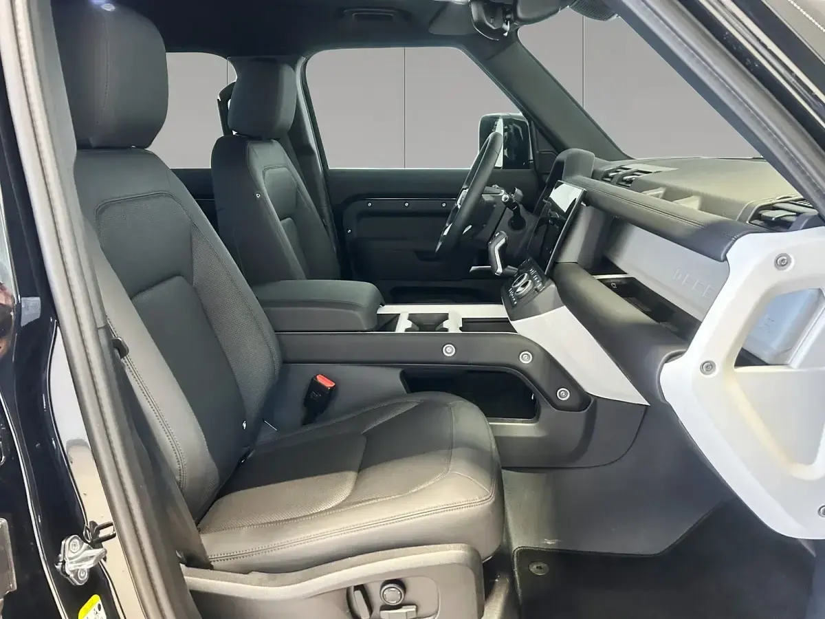 Usata Land Rover Defender SE Dynamic 200 CV (147 kW) 2026 Santorini black SUV
