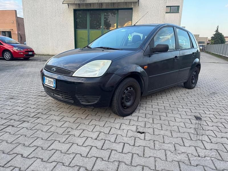 Usata Ford Fiesta Ghia 74 CV (54 kW) 2005 Nero Berlina