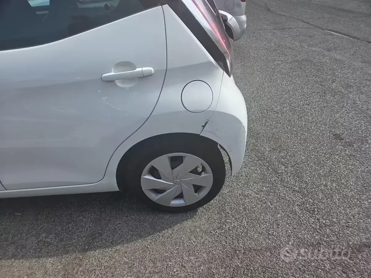 Usata Toyota Aygo 69 CV (50 kW) 2015 Bianco Utilitaria