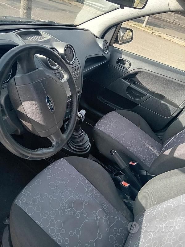 Usata Ford Fiesta 90 CV (66 kW) 2007 Nero Utilitaria