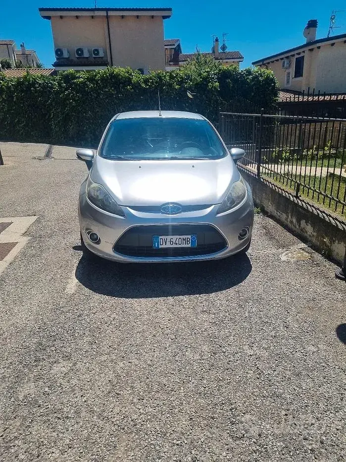 Usata Ford Fiesta 82 CV (60 kW) 2009 Grigio Berlina