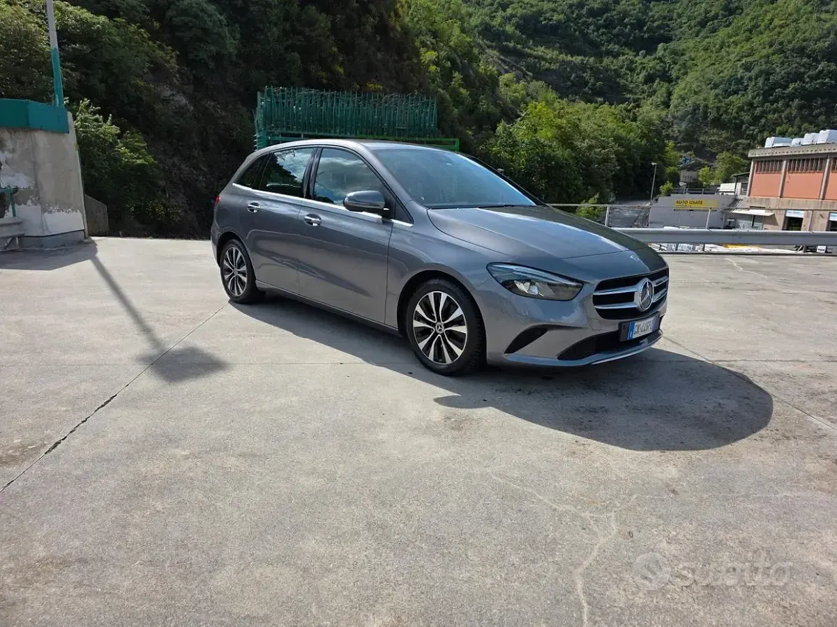 Usata Mercedes B180 Premium 116 CV (85 kW) 2022 Grigio Utilitaria