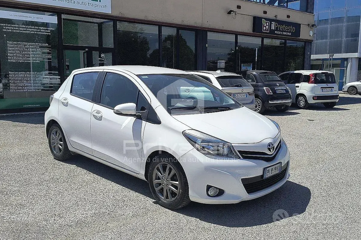 Usata Toyota Yaris Lounge 90 CV (66 kW) 2014 Bianco Utilitaria