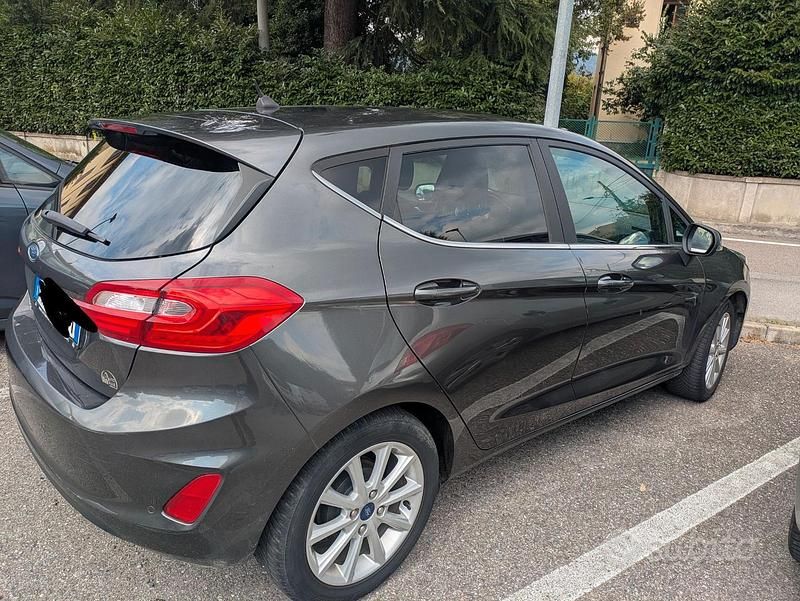 Usata Ford Fiesta Titanium 85 CV (62 kW) 2017 Grigio Berlina