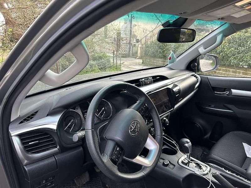 Usata Toyota HiLux Lounge 204 CV (150 kW) 2025 Grigio Pick-up