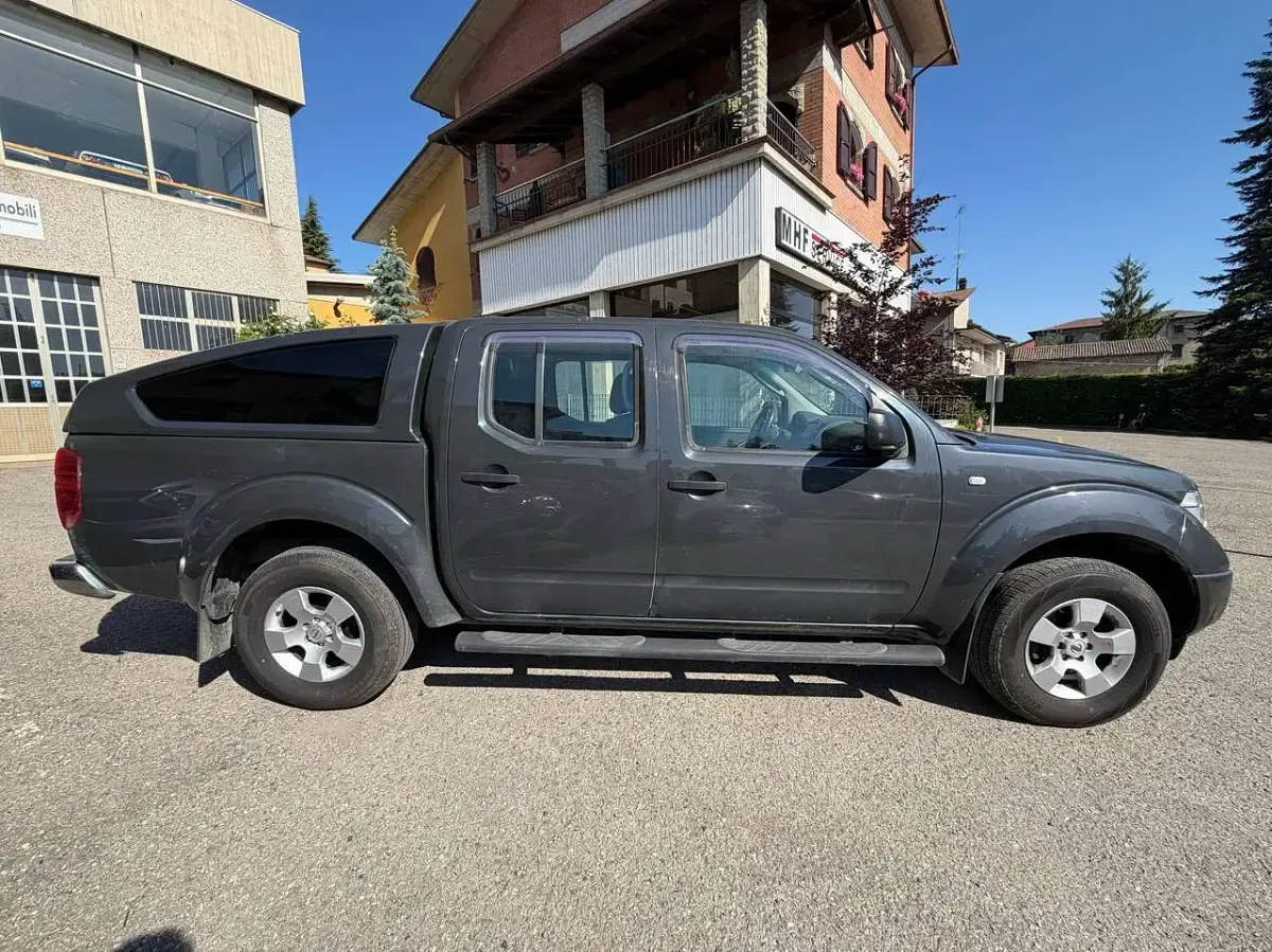 Usata Nissan Navara 171 CV (125 kW) 2006 Grigio Pick-up