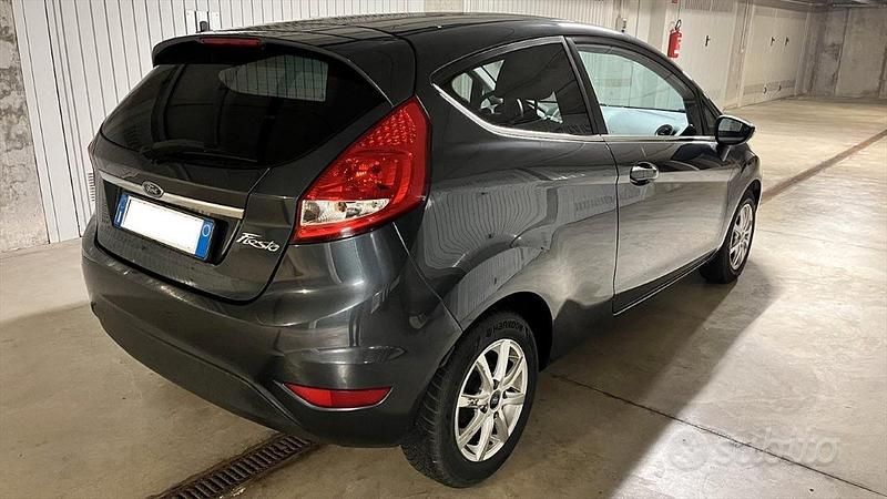 Usata Ford Fiesta Titanium 82 CV (60 kW) 2009 Grigio Berlina