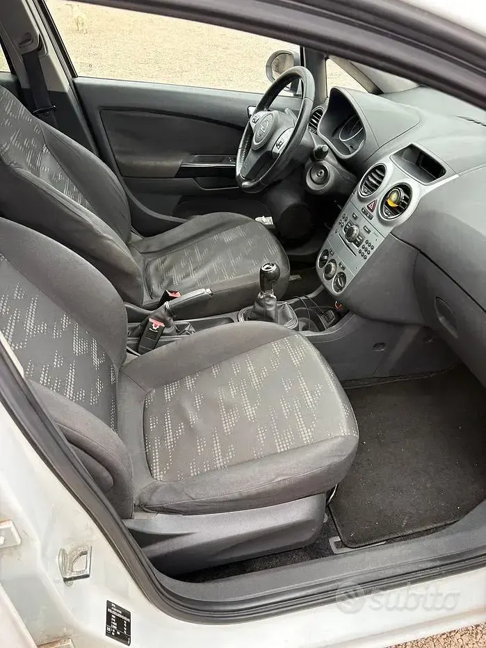 Usata Opel Corsa 75 CV (55 kW) 2011 Bianco Utilitaria