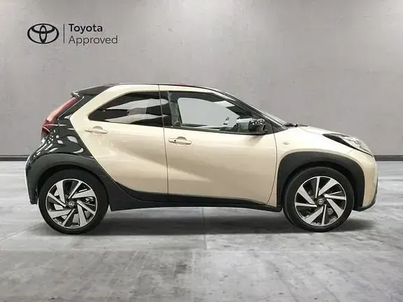 Usata Toyota Aygo X Lounge 72 CV (52 kW) 2022 Grigio SUV