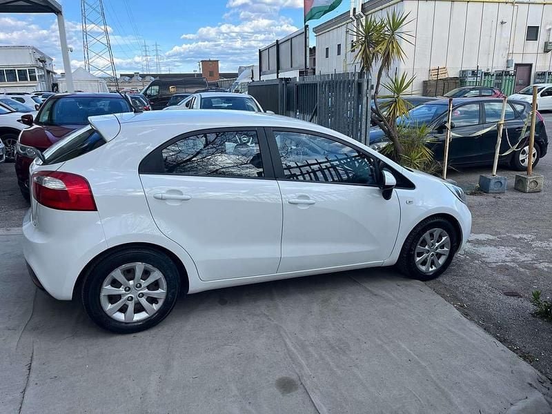 Usata Kia Rio LX 86 CV (63 kW) 2013 Bianco Berlina
