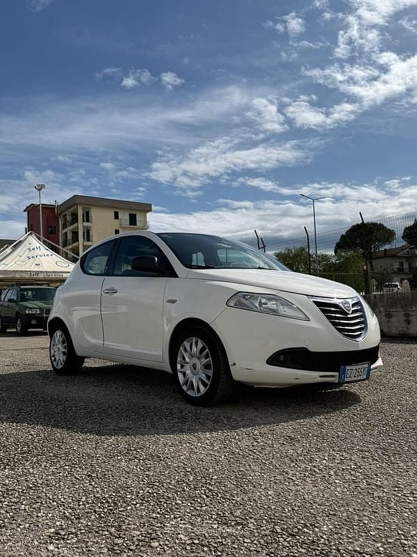 Usata Lancia Ypsilon Silver 69 CV (50 kW) 2013 Bianco Utilitaria
