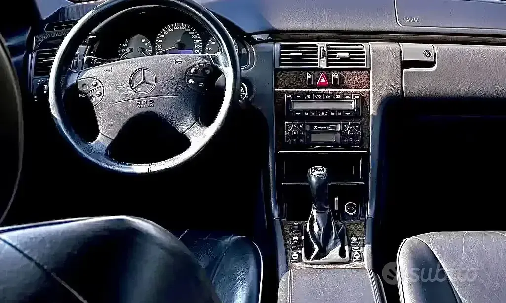 Usata Mercedes E200 136 CV (100 kW) 2000 Grigio Berlina