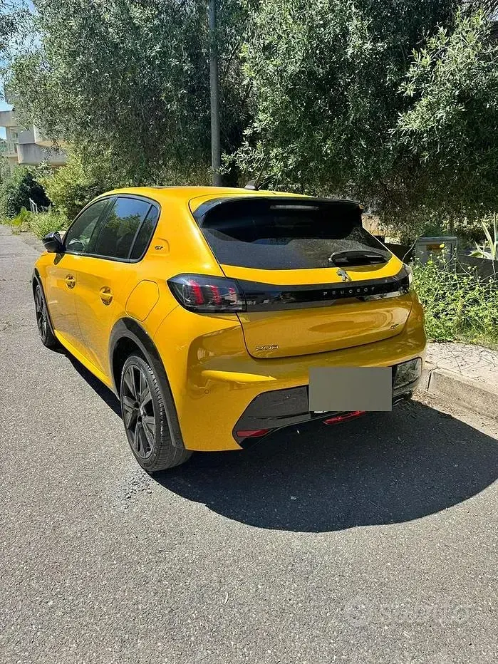 Usata Peugeot 208 GT 101 CV (74 kW) 2023 Giallo Utilitaria