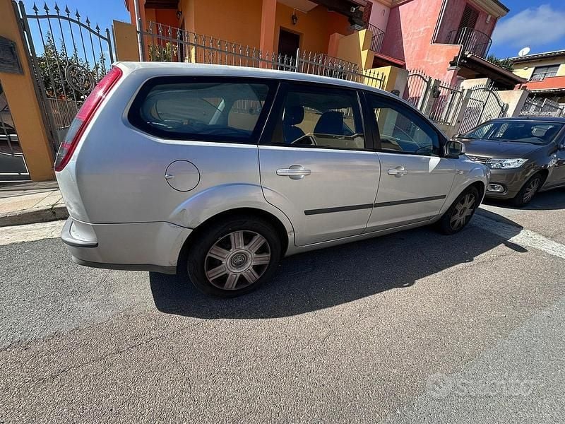 Usata Ford Focus 90 CV (66 kW) 2007 Grigio Station wagon