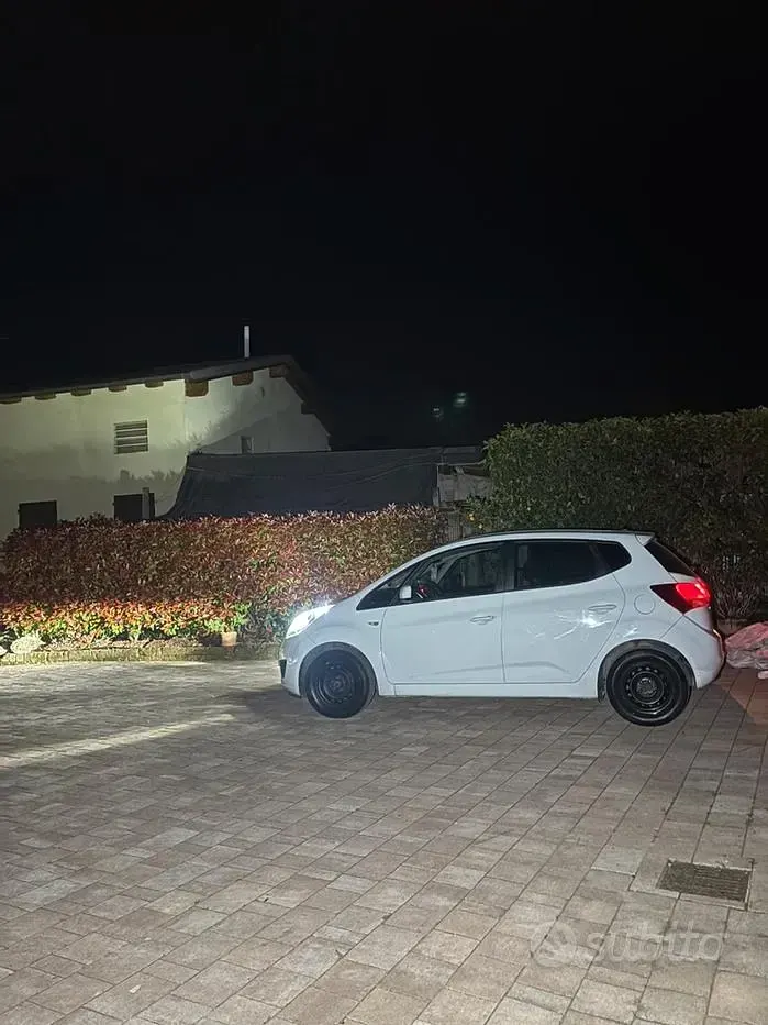 Usata Kia Venga 90 CV (66 kW) 2012 Bianco Utilitaria