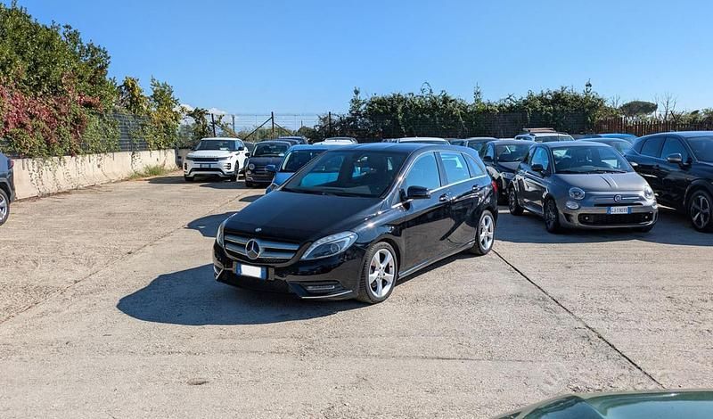 Nero Usata 2012 Mercedes 180 Tre volumi | 12.800 € (Molto cara) - Immagine 1/4