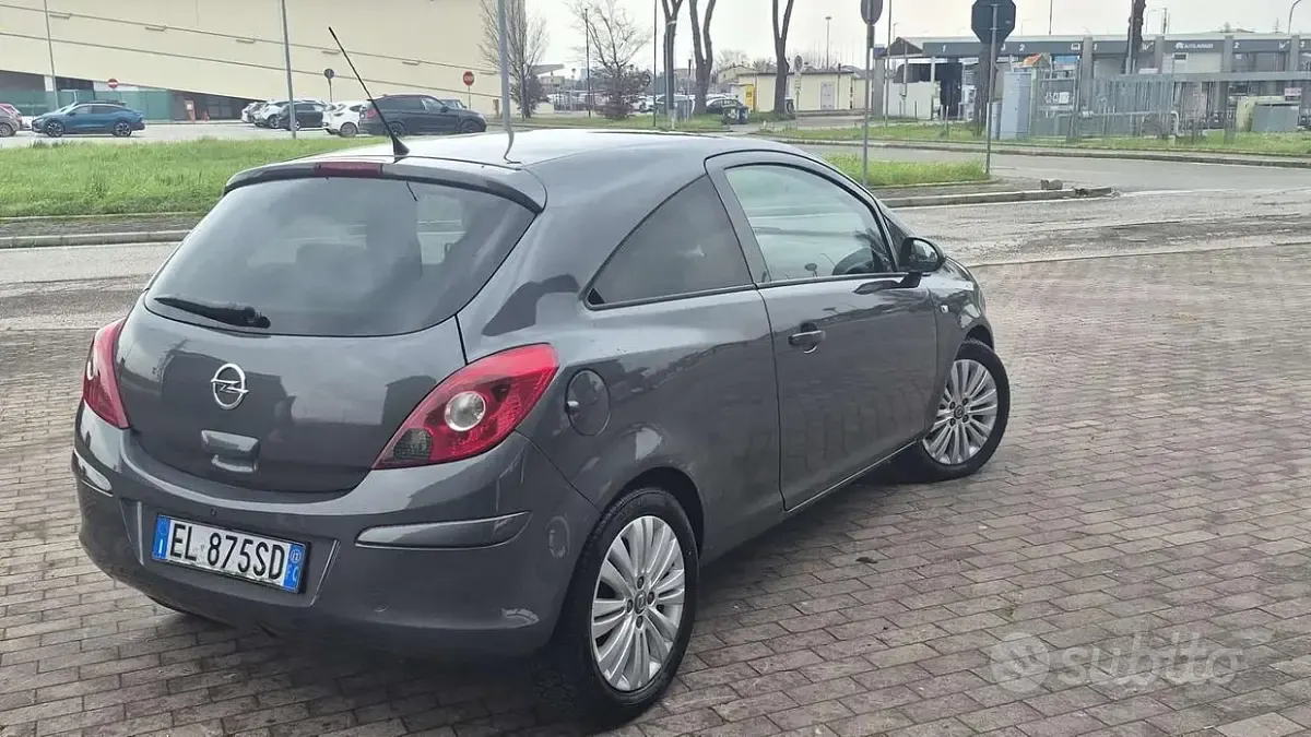 Usata Opel Corsa 86 CV (63 kW) 2012 Grigio Utilitaria