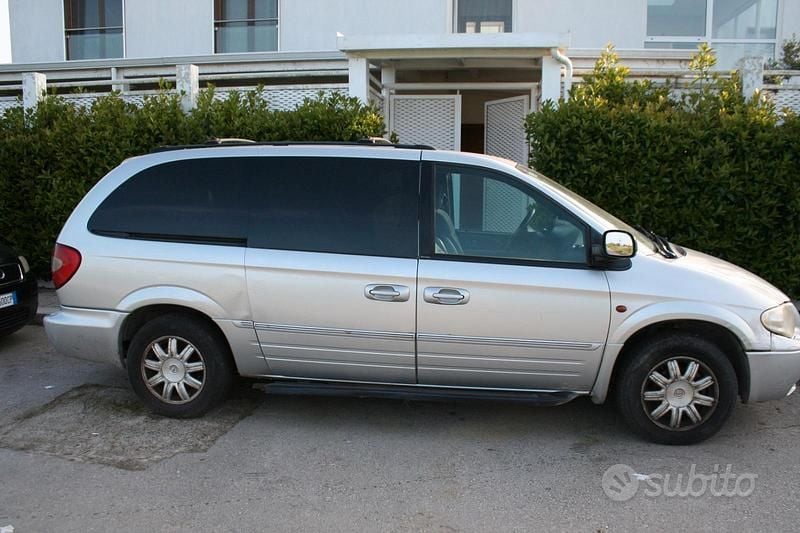 Usata Chrysler Grand Voyager Limited 150 CV (110 kW) 2005 Grigio Monovolume