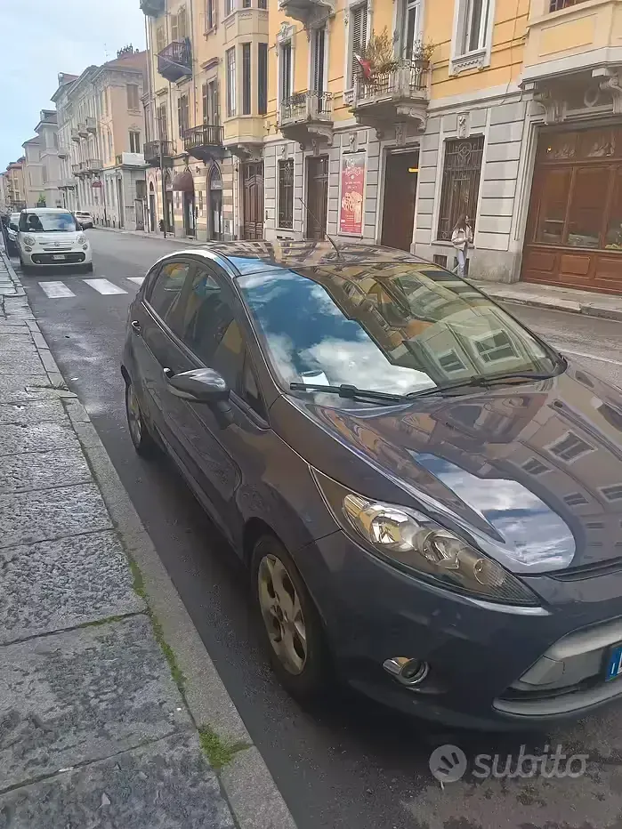 Gebraucht Ford Fiesta 82 PS (60 kW) 2011 Grau Kleinwagen