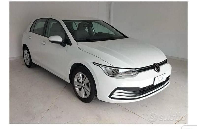 Usata VW Golf VIII Life 130 CV (95 kW) 2022 Bianco Utilitaria