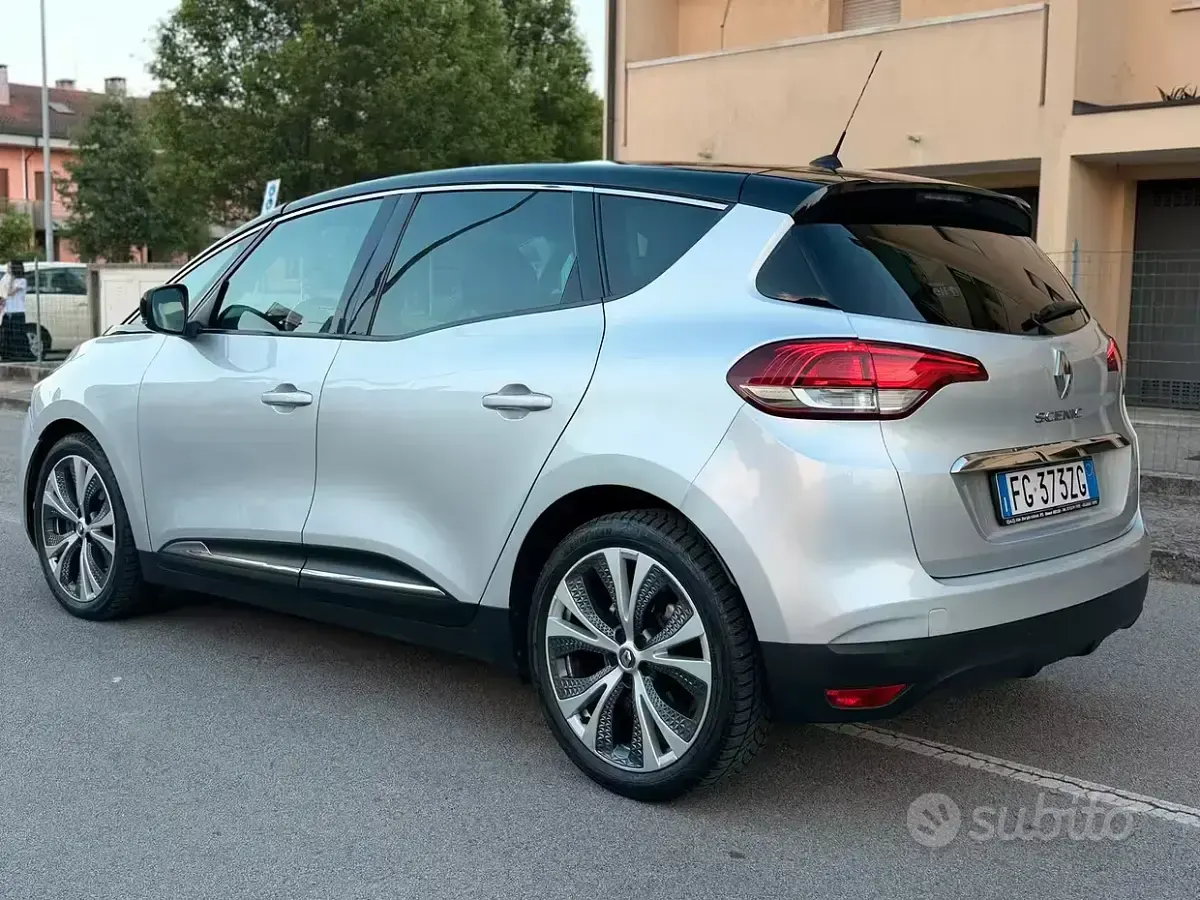 Usata Renault Scénic 110 CV (80 kW) 2017 Grigio Monovolume