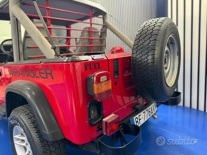 Usata Jeep Wrangler Laredo 103 CV (75 kW) 1990 Rosso SUV